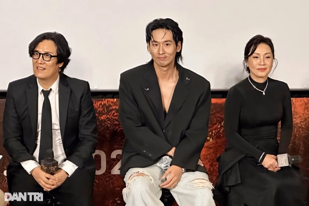Đạo diễn Mo Hong-jin và diễn viên Hồng Đào Đạo diễn Mo Hong-jin và diễn viên Hồng Đào
