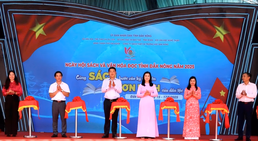 Các đại biểu thực hiện nghi thức cắt băng khai mạc ngày hội sách Các đại biểu thực hiện nghi thức cắt băng khai mạc ngày hội sách