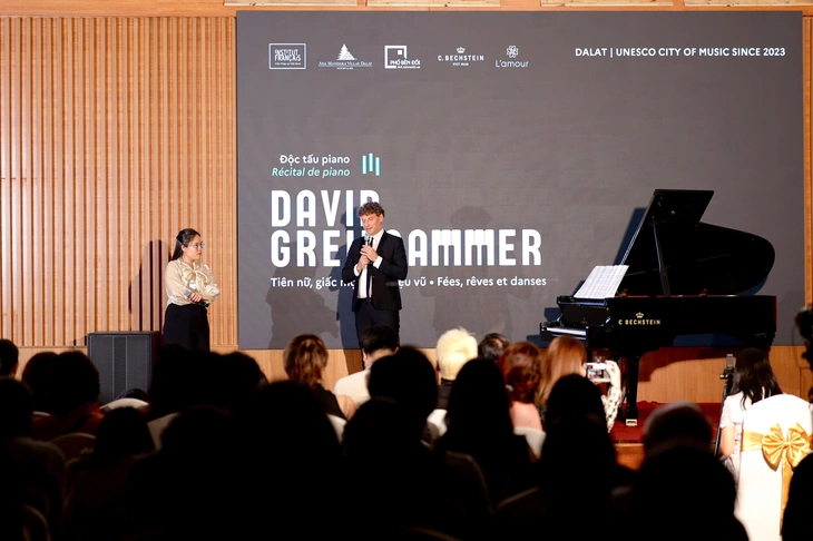 Nghệ sĩ dương cầm người Pháp David Greilsammer giao lưu cùng khán giả tại Đà Lạt Nghệ sĩ dương cầm người Pháp David Greilsammer giao lưu cùng khán giả tại Đà Lạt