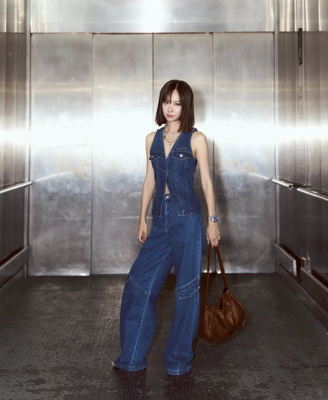 Set đồ denim on denim cá tính và bụi bặm trở nên ấn tượng hơn khi nàng lựa chọn phối áo gile denim cùng quần ống rộng