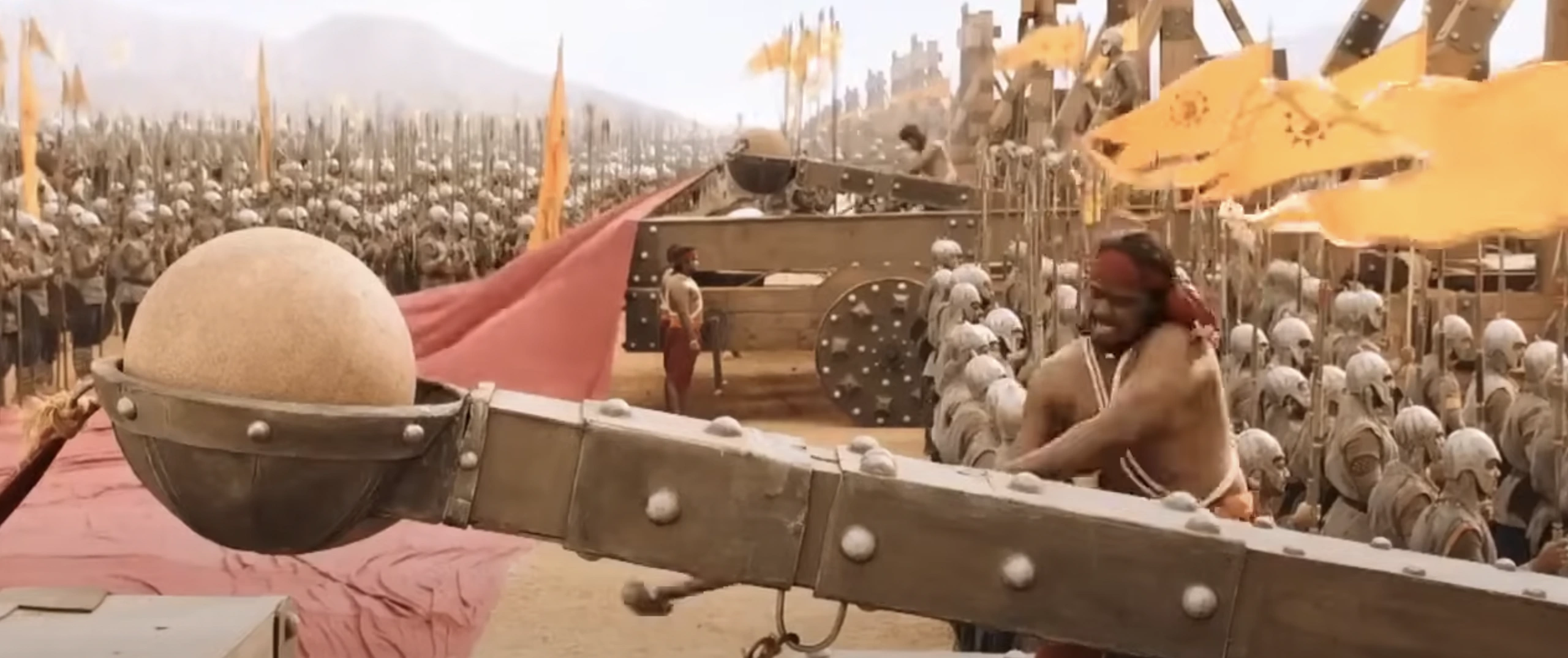 Cờ lệnh chỉ huy trong những trận đánh lịch sử của Baahubali Một cảnh hành động có khoảng 7.000 diễn viên quần chúng tham gia, do Thanh Tuấn chỉ đạo