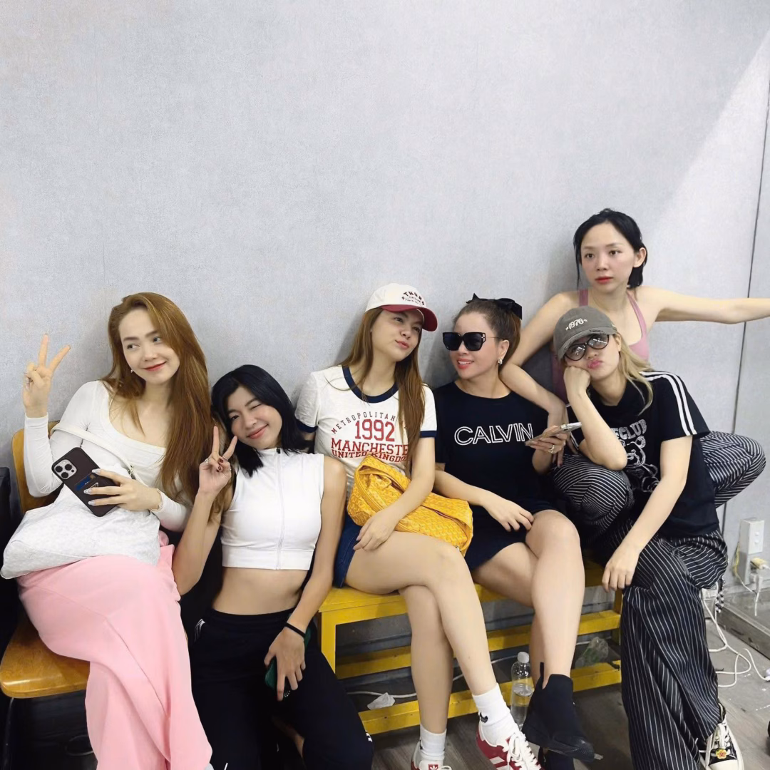 Minh Hằng có hội bạn thân là Đồng Ánh Quỳnh, Ngọc Phước, Phạm Quỳnh Anh, DJ Mie...