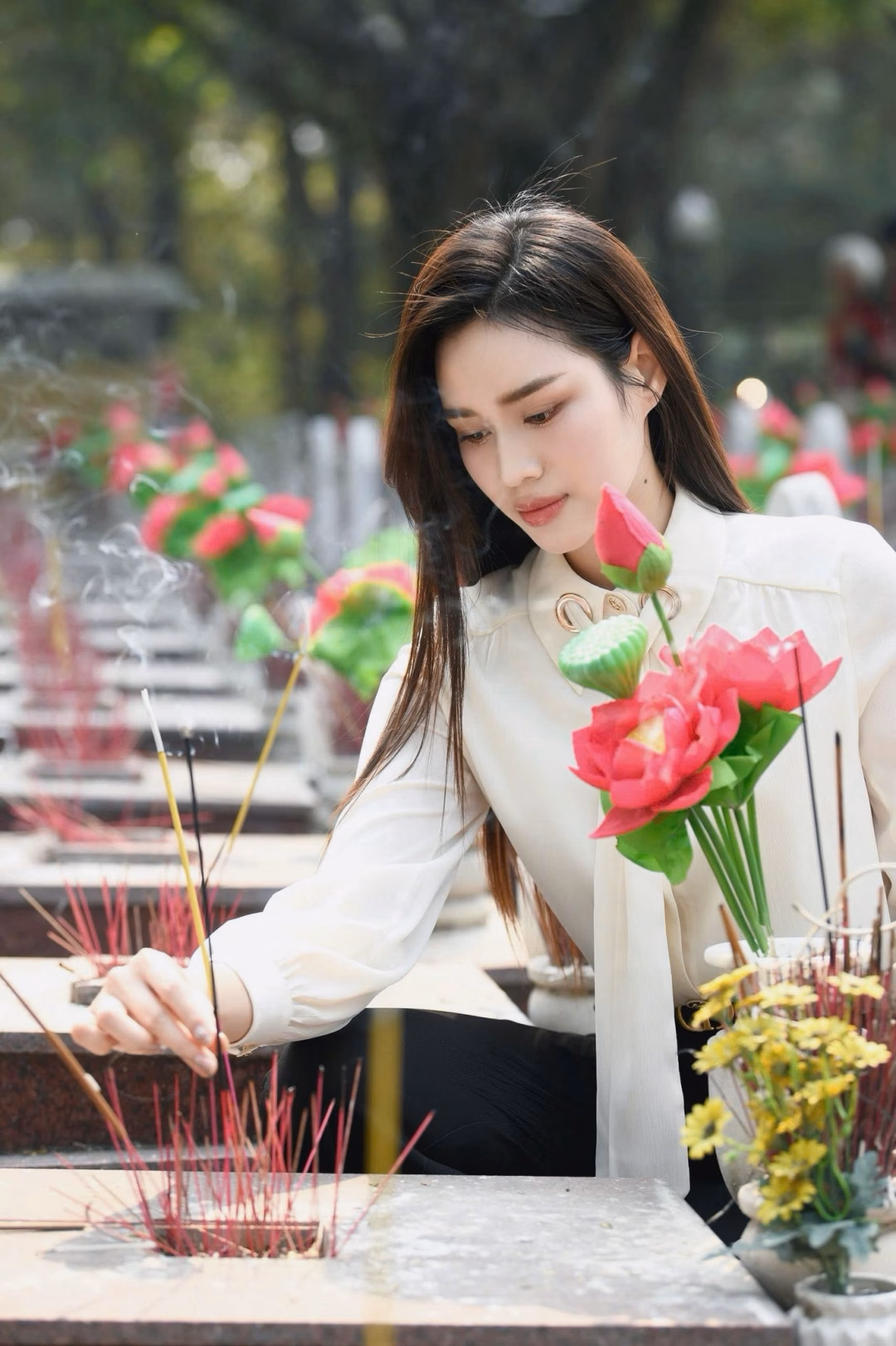 MC Kỳ Duyên bất ngờ ‘bật mí’ lý do sống 20 năm bên biển vẫn không thích đi dạo, NSND Thái Bảo xúc động hát tặng ngày 27/7 Ngày 27/7, hoa hậu Đỗ Thị Hà đến thắp hương tại Nghĩa trang Liệt sĩ quốc gia Trường Sơn, tỉnh Quảng Trị.
