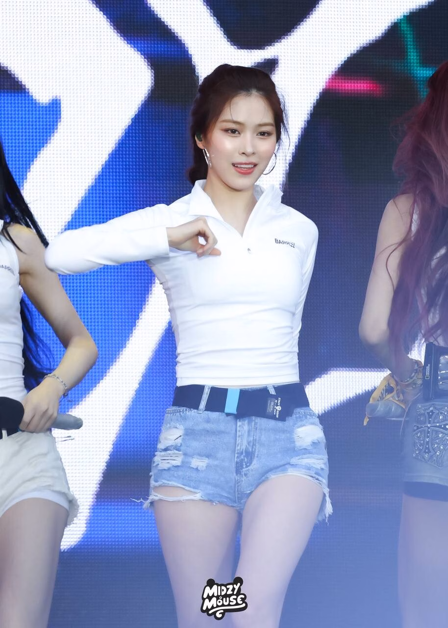 Outfit không cần hở hang vẫn chiếm sóng cõi mạng của Ryujin.