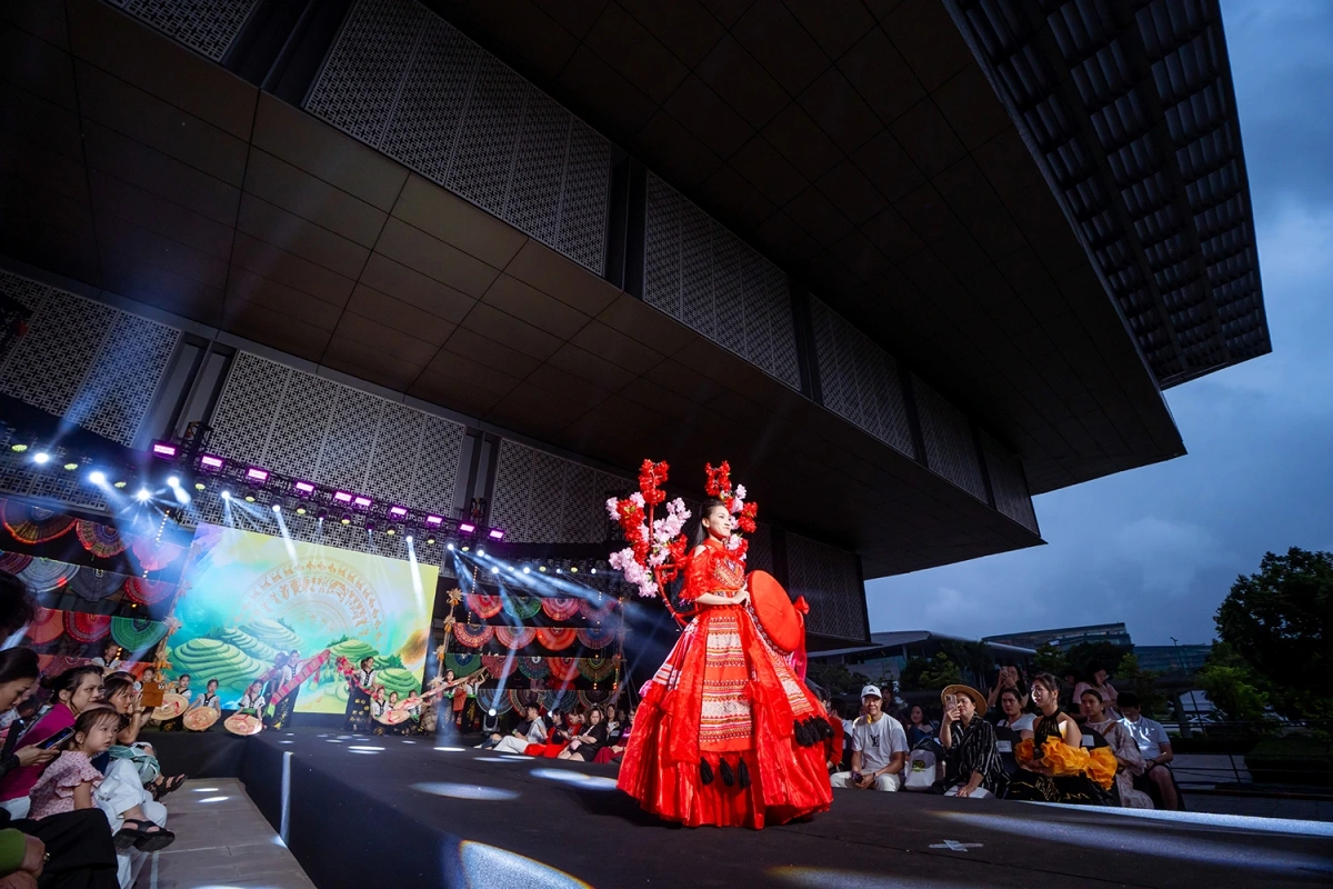 di sản tây bắc thổ cẩm, khèn môi, váy xòe rực rỡ trên sàn catwalk hình ảnh 8