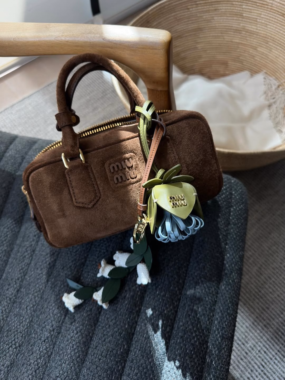 Miu Miu vượt Gucci, trở thành thương hiệu hot nhất thế giới Các sản phẩm của Miu Miu là “gương mặt thân quen” trong tủ đồ Gen Z.