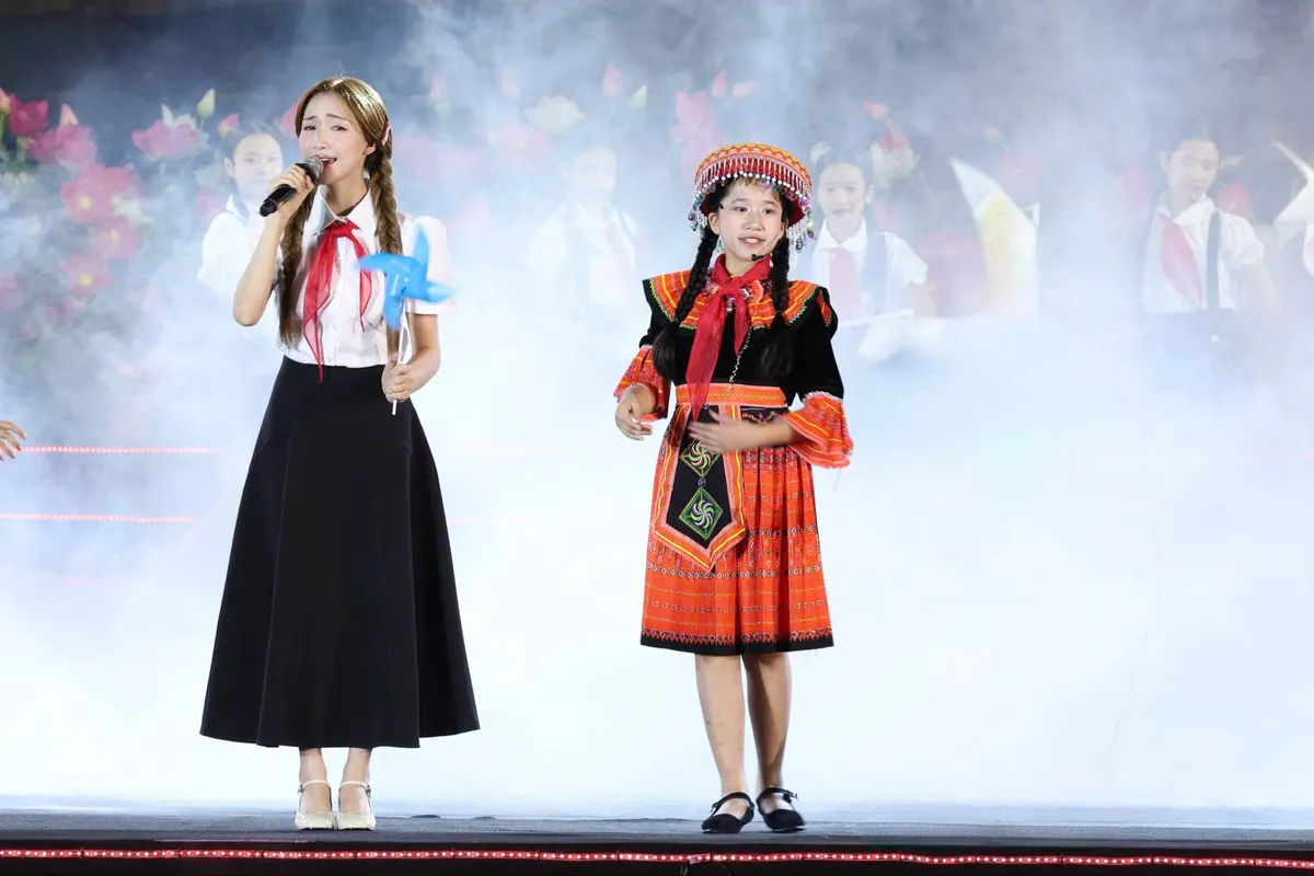 Hòa Minzy cùng ca sĩ nhí hát mở đầu chương trình Người là Hồ Chí Minh Hòa Minzy cùng ca sĩ nhí hát mở đầu chương trình Người là Hồ Chí Minh
