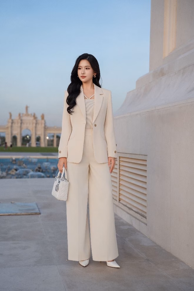 Áo vest công sở phối với chân váy