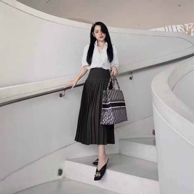 Chân váy dài xếp ly kết hợp áo sơ mi