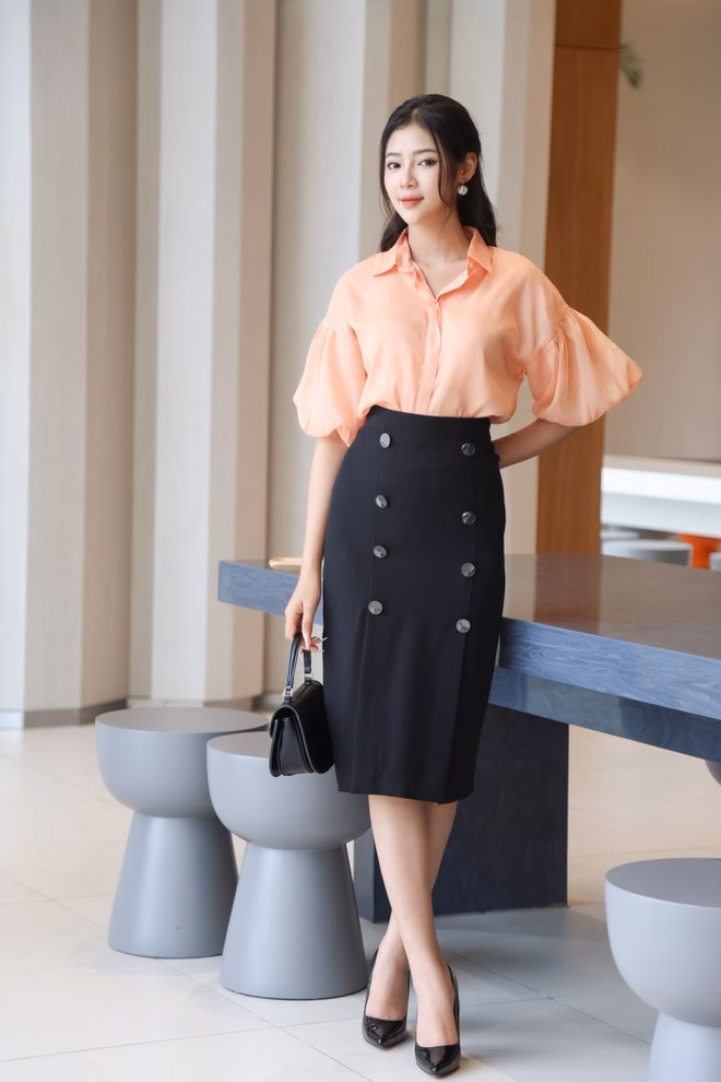 Áo sơ mi cổ đức cách điệu - điểm nhấn sang trọng cho nàng- Ảnh1. Áo sơ mi cổ đức cách điệu - điểm nhấn sang trọng cho nàng- Ảnh1.