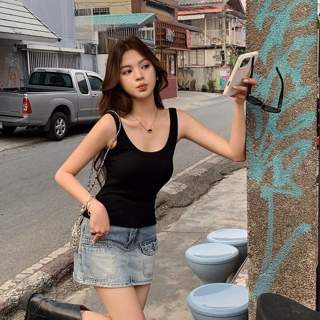 Áo tank top hai dây với chân váy chữ A
