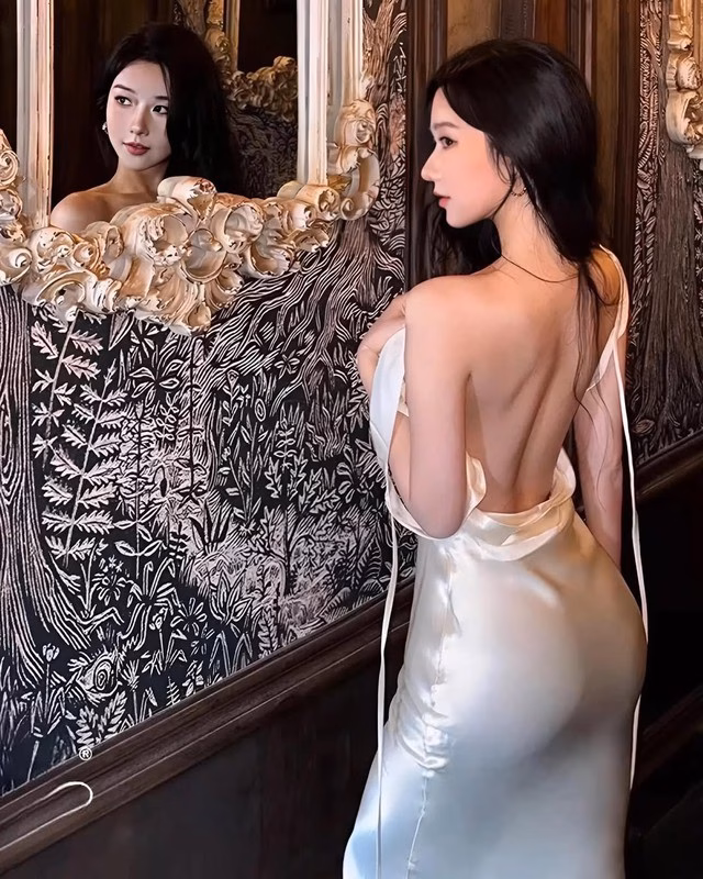 Váy lụa hở lưng Váy lụa hở lưng