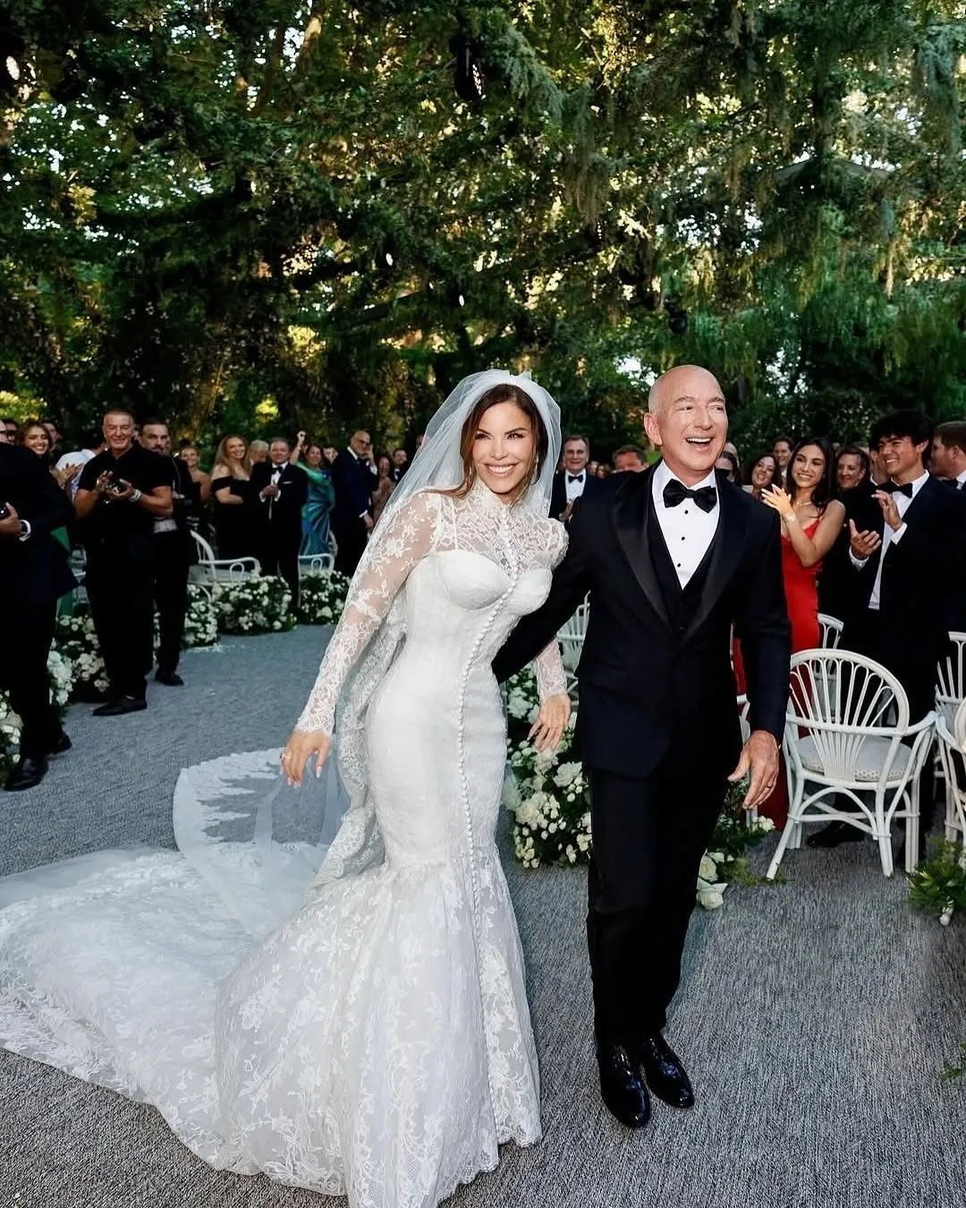 Lauren Sánchez trong bộ váy cưới của Dolce & Gabbana Lauren Sánchez trong bộ váy cưới của Dolce & Gabbana