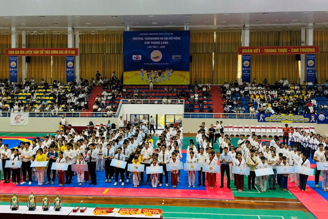 Vận động viên tham gia Festival Đông đảo vận động viên tham gia chương trình khai mạc