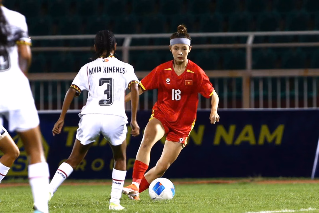 Lê Thị Trang nâng tỷ số lên 3-0 Lê Thị Trang ghi bàn cho U19 nữ Việt Nam