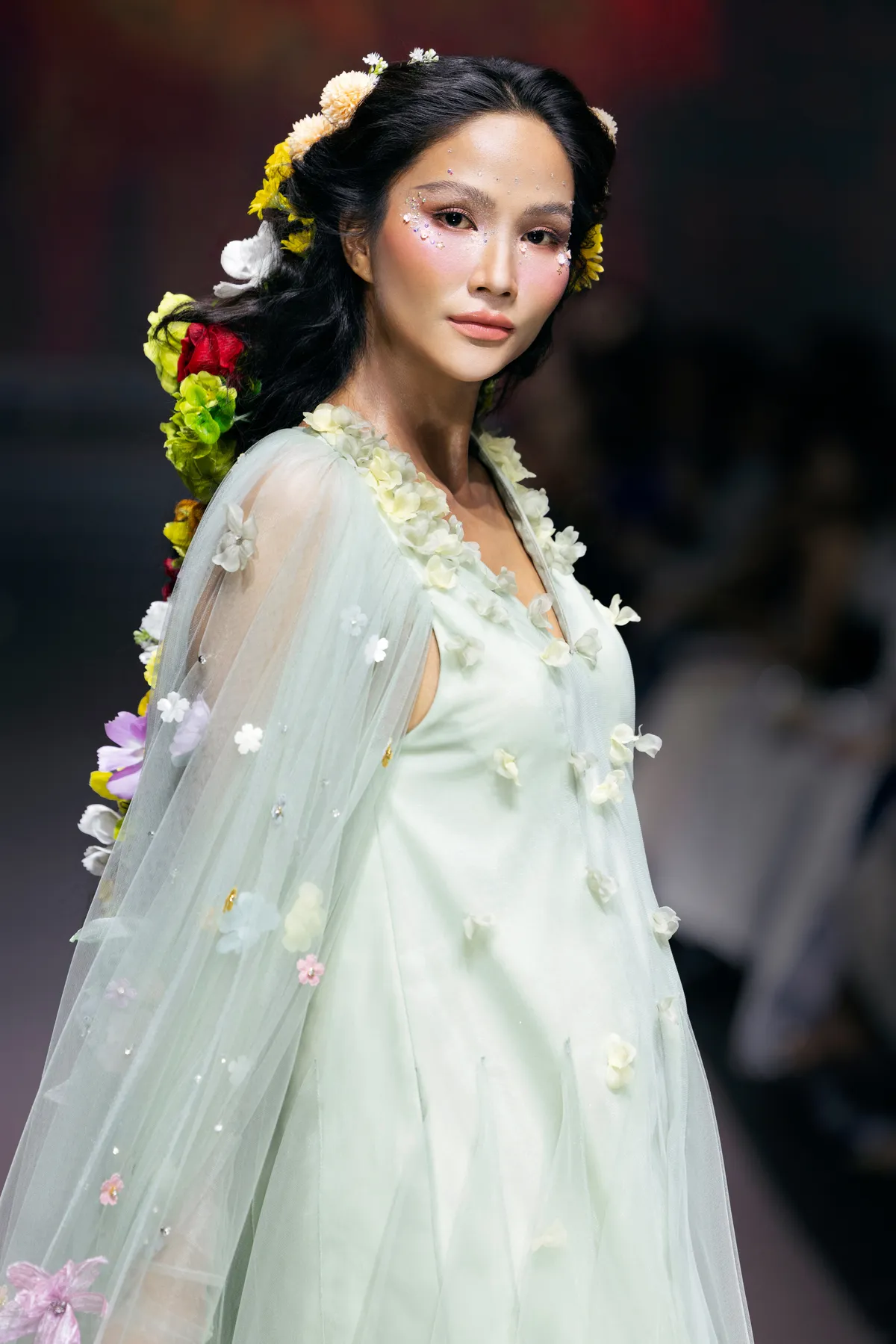 Hoa hậu H’Hen Niê sải bước vedette sau tin vui mang thai - Ảnh3.