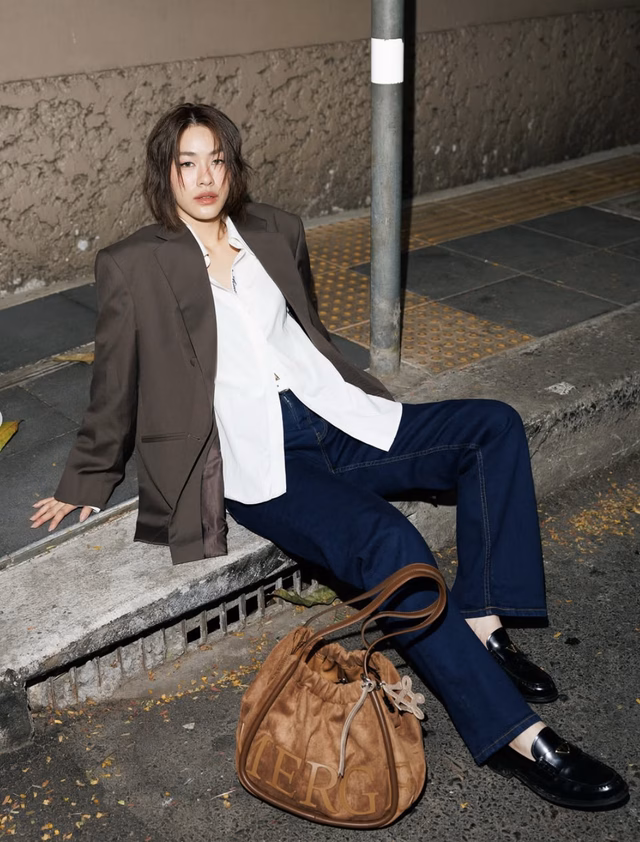 Áo sơ mi trắng và quần jeans Áo sơ mi trắng và quần jeans
