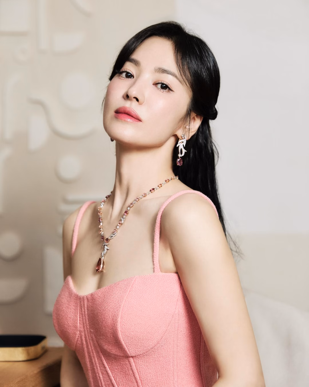 Song Hye Kyo diện váy cúp ngực gợi cảm