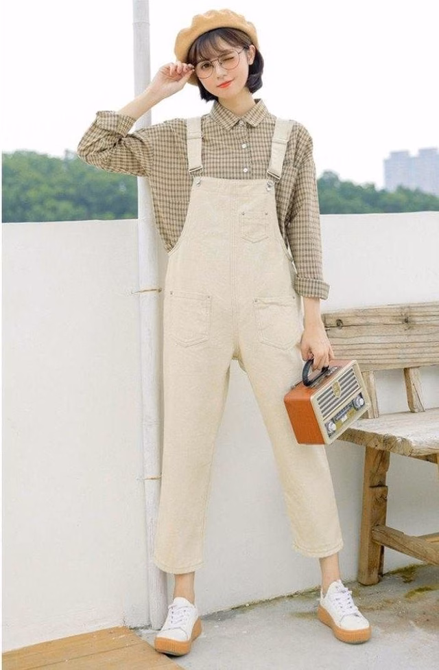 Quần yếm denim với áo sơ mi Quần yếm denim với áo sơ mi