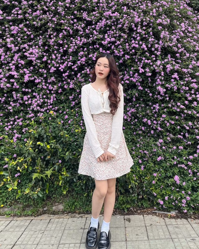 Áo cardigan phối với váy hoa nhí Áo cardigan phối với váy hoa nhí