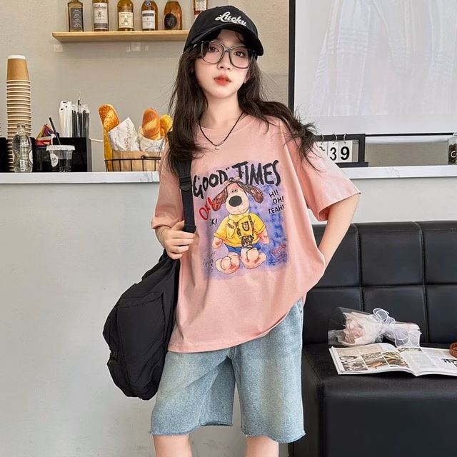 Quần jeans lửng và áo thun oversized