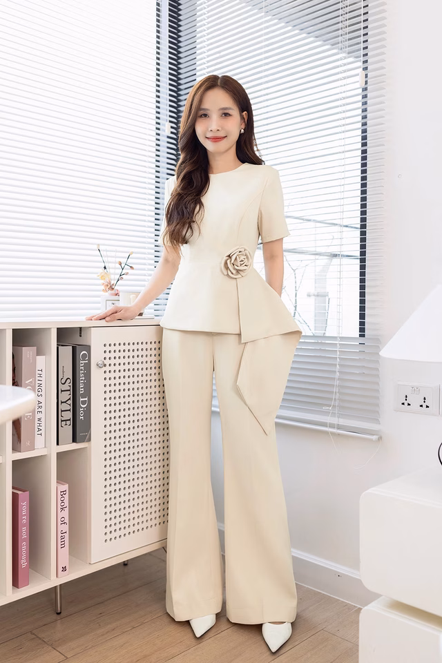 Quần ống loe cạp cao Quần ống loe cạp cao và giày cao gót