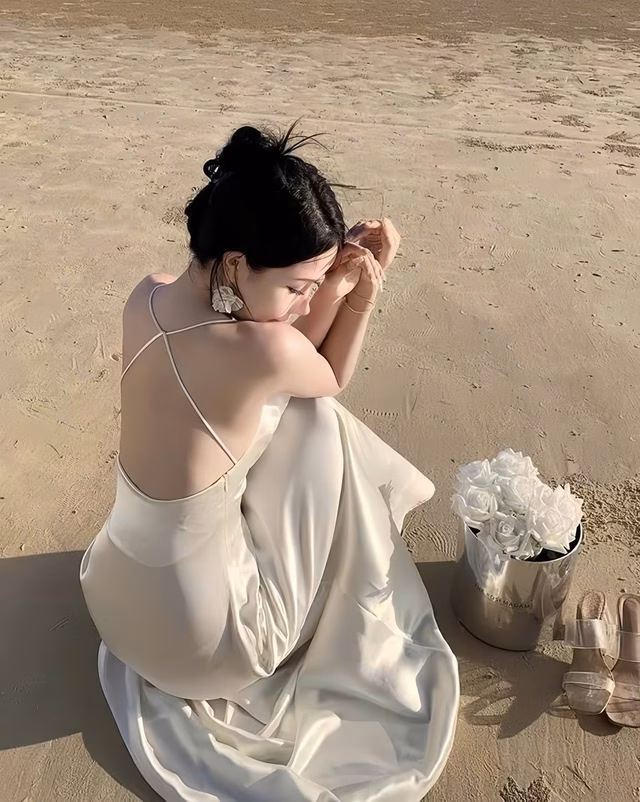 Váy lụa hở lưng Váy lụa hở lưng
