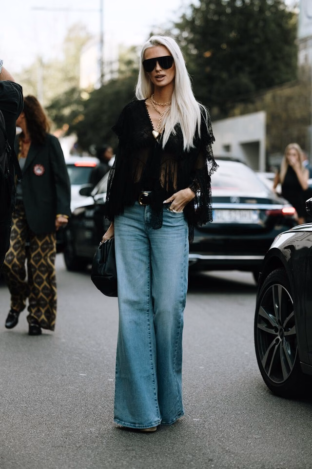 Quần jeans ống loe và áo cánh Quần jeans ống loe và áo cánh