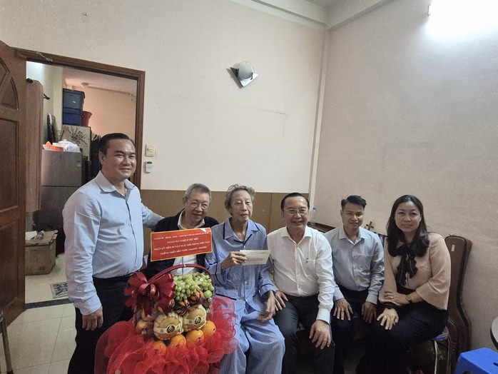 Đoàn lãnh đạo chụp ảnh lưu niệm Đoàn lãnh đạo chụp ảnh lưu niệm