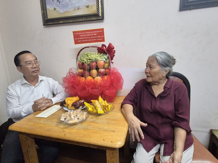 Ông Trần Thế Thuận thăm NSƯT Lê Thiện Ông Trần Thế Thuận thăm NSƯT Lê Thiện