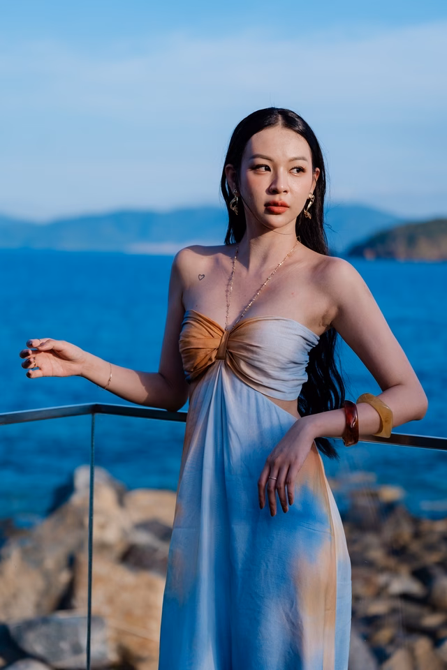 Phí Phương Anh Phí Phương Anh mặc váy maxi nhẹ nhàng