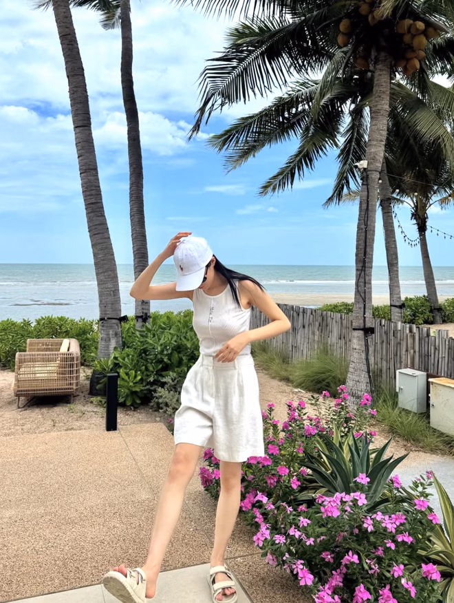 Áo tank top phối với quần shorts lưng cao Áo tank top phối với quần shorts lưng cao