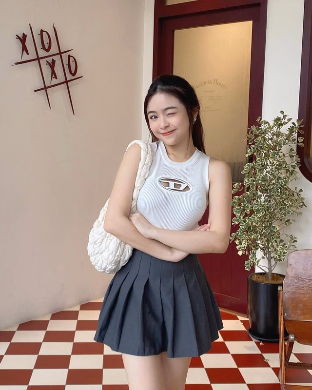 Áo ba lỗ crop top Áo ba lỗ crop top và chân váy tennis