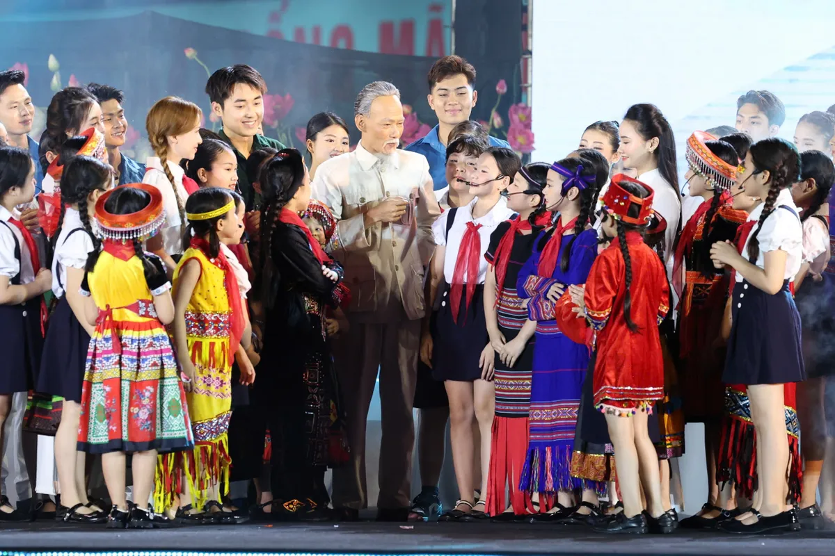Hòa Minzy và bé Thục Trang Sachi thể hiện ca khúc Chong chóng xanh Hòa Minzy và bé Thục Trang Sachi thể hiện ca khúc Chong chóng xanh
