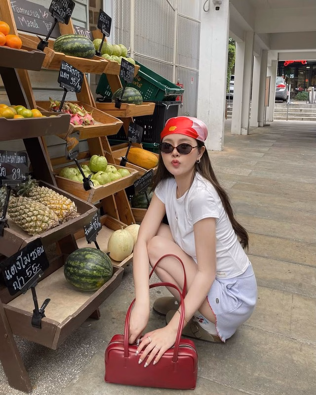Khăn turban đội đầu cột nơ dưới cằm Khăn turban đội đầu cột nơ dưới cằm