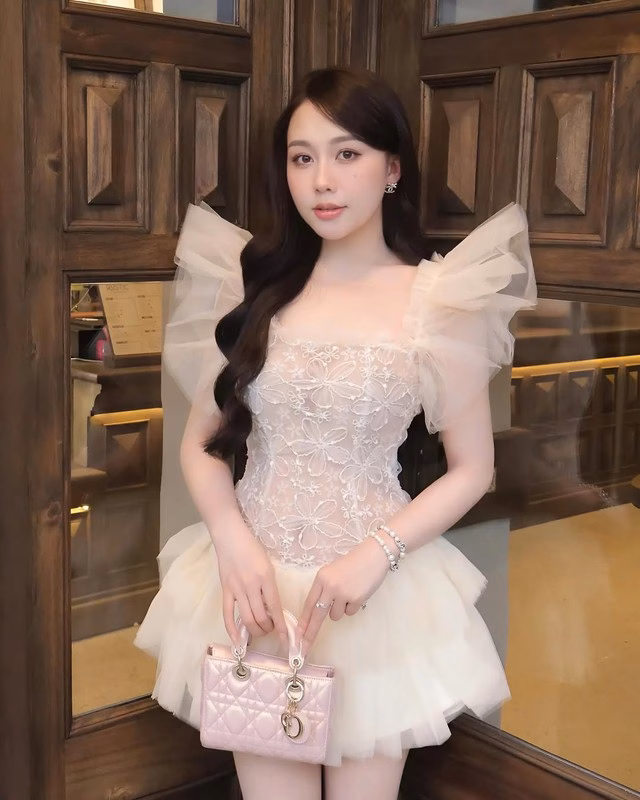 Váy hạ eo tầng ngắn