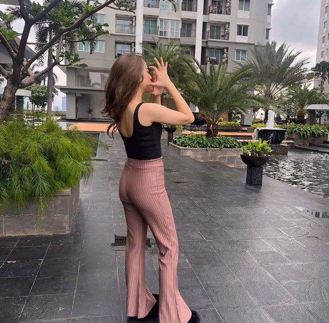 Quần ống loe và áo ba lỗ Quần ống loe và áo ba lỗ