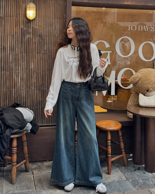 Quần jeans ống loe và áo thun Quần jeans ống loe và áo thun