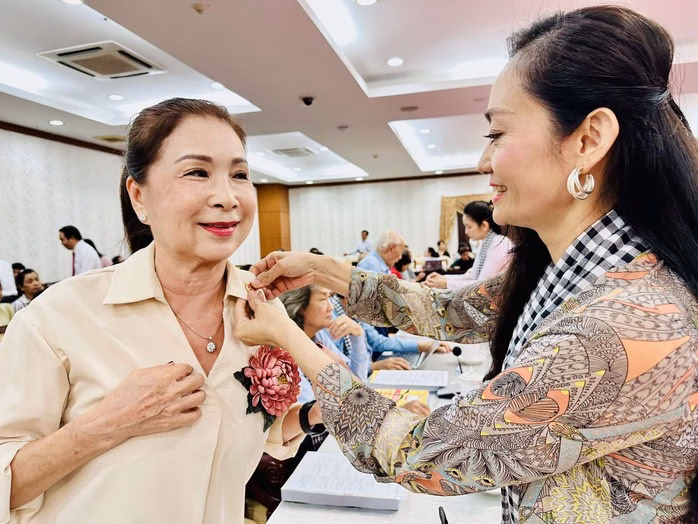 NSƯT Hạnh Thúy đeo huy hiệu cho NSND Kim Xuân NSƯT Hạnh Thúy đeo huy hiệu cho NSND Kim Xuân