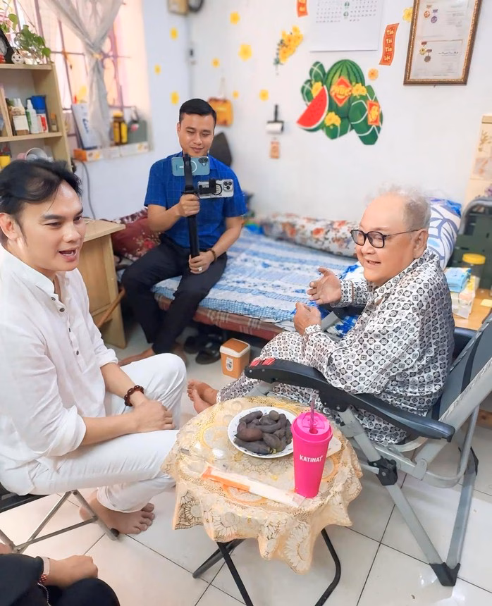 NSƯT Kim Tiểu Long thăm NSND Hùng Minh