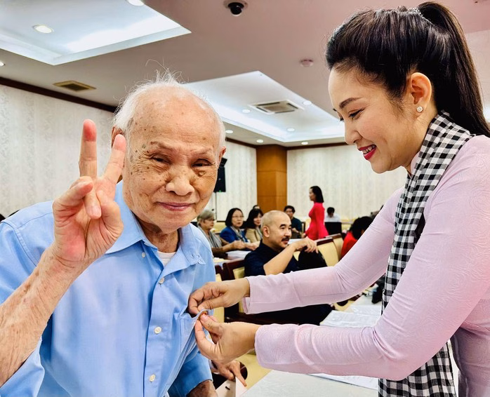 NSND Nguyễn Thị Thanh Thúy trao huy hiệu NSND Nguyễn Thị Thanh Thúy trao huy hiệu