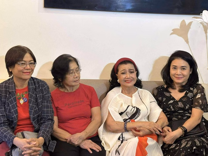 NSND Kim Cương và các nghệ sĩ NSND Kim Cương và các nghệ sĩ tại buổi họp mặt