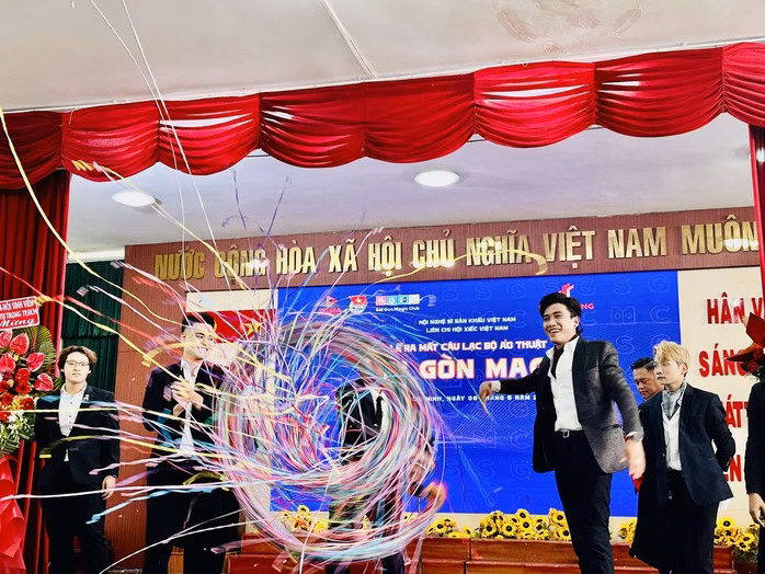 Màn biểu diễn của các nhà ảo thuật Màn biểu diễn của các nhà ảo thuật