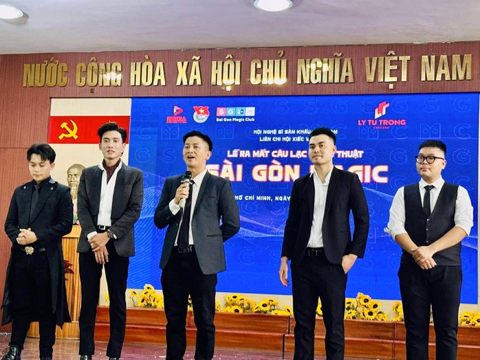 Lễ ra mắt Câu lạc bộ Ảo thuật Sài Gòn Magic Câu lạc bộ Ảo thuật Sài Gòn Magic chính thức ra mắt tại TP HCM