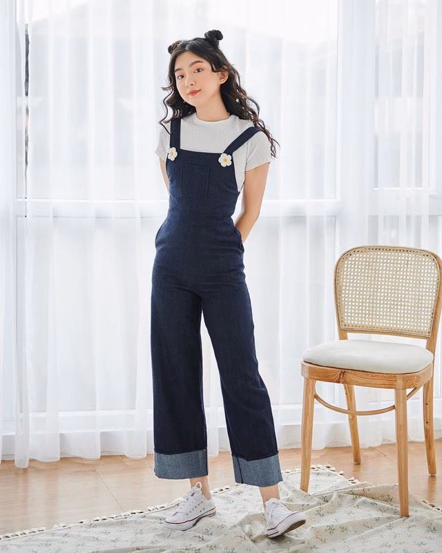 Quần yếm denim với áo thun trắng Quần yếm denim với áo thun trắng