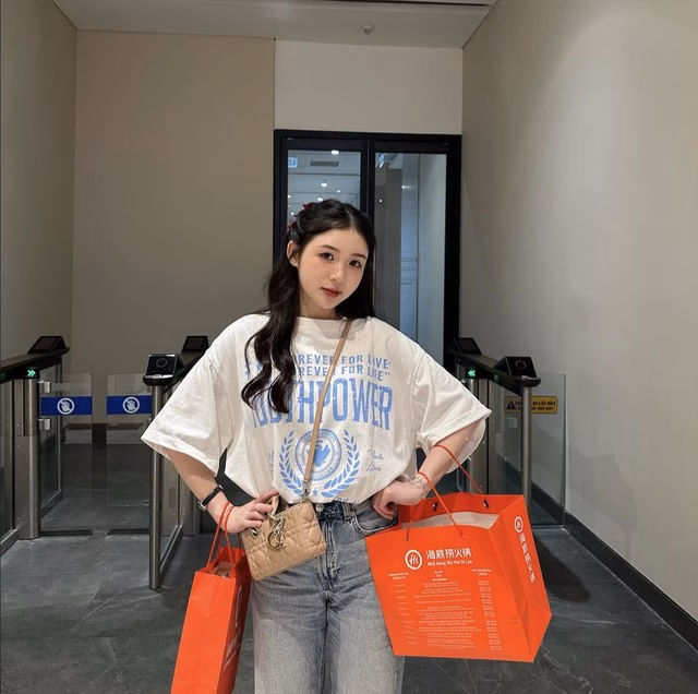 Áo phông oversized và phụ kiện Áo phông oversized với phụ kiện