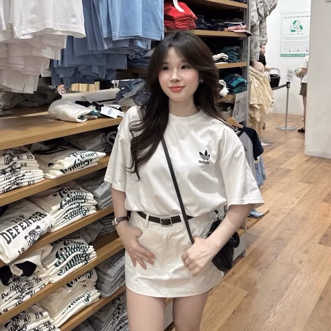 Phối đồ với chân váy ngắn chữ A và áo phông basic