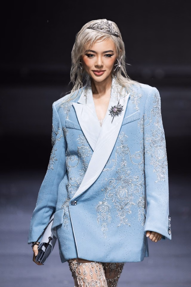 Dấu ấn thời trang Haute Couture Pháp trên sàn diễn Việt Bộ sưu tập First Circus của Julien Fournié