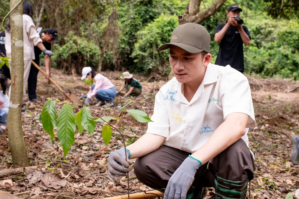 Phan Mạnh Quỳnh và Đen Vâu trồng cây Phan Mạnh Quỳnh và Đen Vâu trồng cây