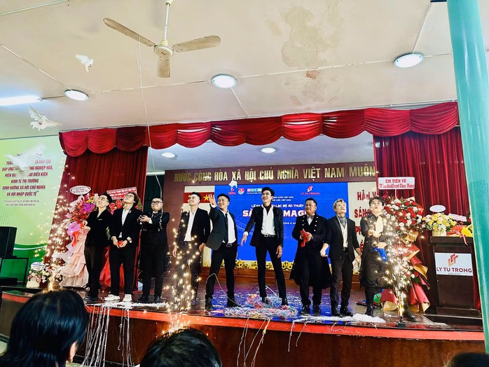 Các tiết mục biểu diễn của CLB Các tiết mục biểu diễn của CLB